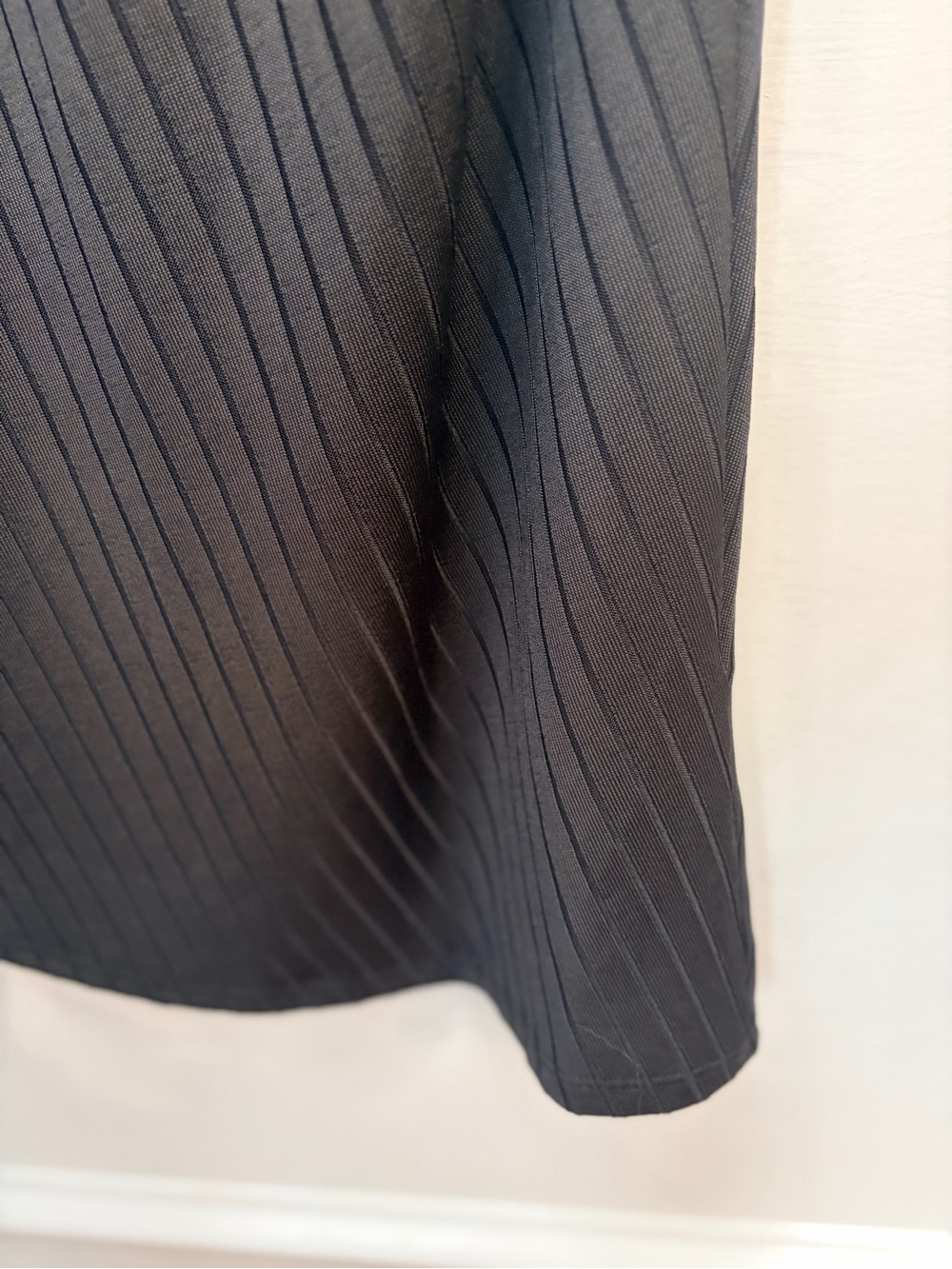 *NWT* Good American Women’s Black Shine Rib Funnel Tuck Midi Dress, Size Large - Picture 11 of 14